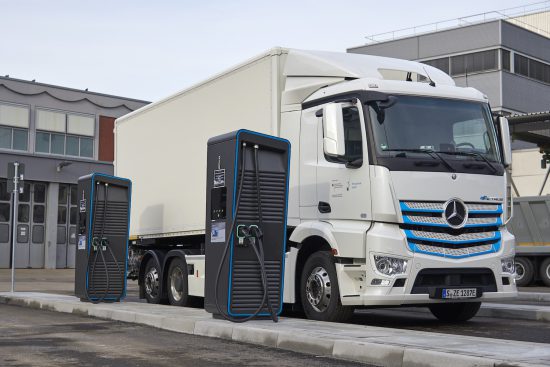 Daimler Trucks: E-Mobility Group startet weltweite Initiative für Elektro-Lkw-LadeinfrastrukturDaimler Trucks: E-Mobility Group starts global initiative for electric-truck charging infrastructure